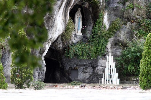 The river floods the cave of Lourdes &#8211; fr