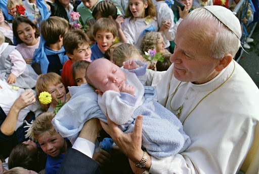 Giovanni Paolo II con un bambino in braccio &#8211; fr