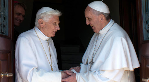 Francesco saluta Benedetto XVI al Mater Ecclesiae &#8211; fr
