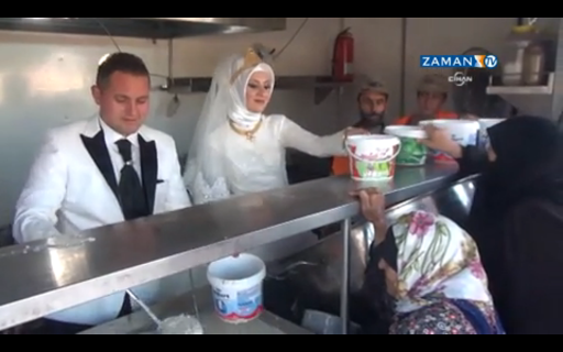 La belle histoire du jour : des mariés turcs distribuent leur repas de noces à 4 000 réfugiés syriens