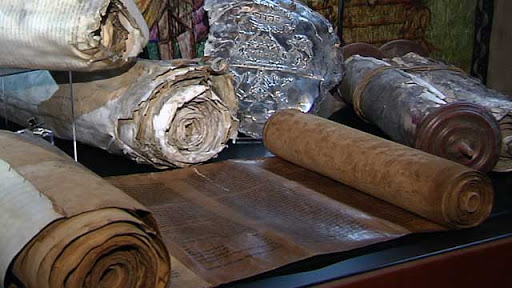 Rouleaux de la Torah photographiés durant une exposition à Rome &#8211; fr