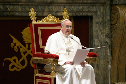 pope francis sitting &#8211; en &#8211; fr