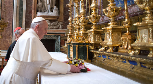 Omaggio floreale a Maria del papa a Santa Maria Maggiore &#8211; fr