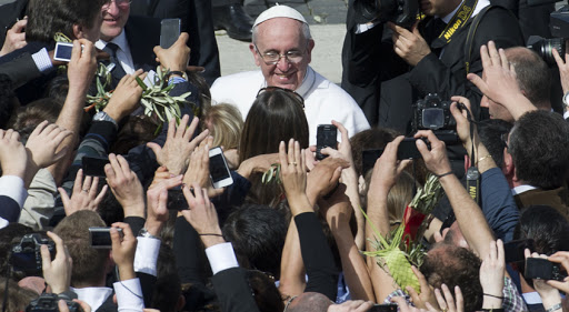Le pape au milieu des jeunes sur la place Saint-Pierre