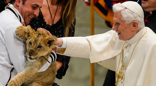 Benoit XVI et petit lion