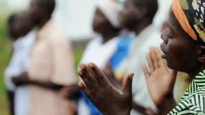 Woman in Congo praying – fr