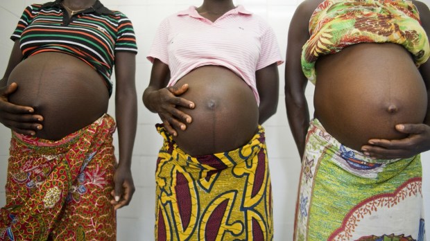 Women in Bongouanou, Côte d&rsquo;Ivoire, during a prenatal medical consultation.