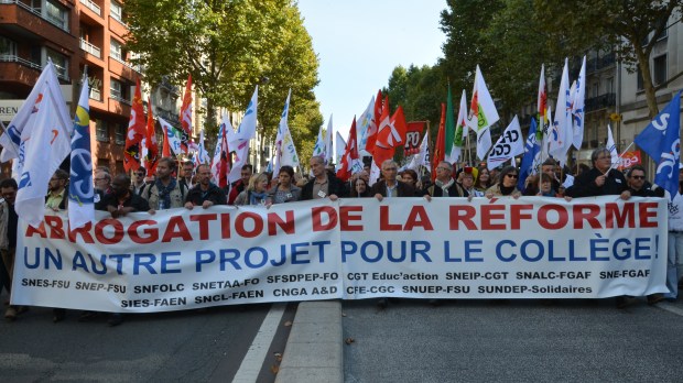 France : Thousands march against high school reform