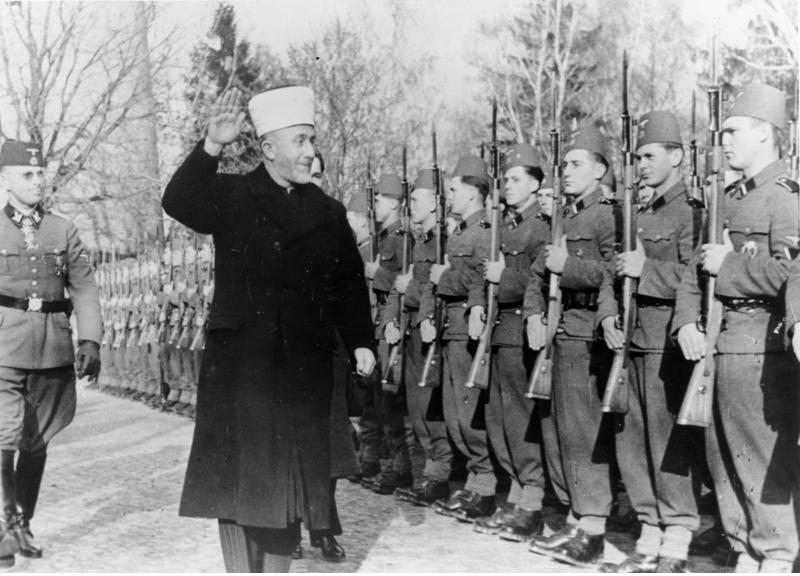 Der Großmufti von Jerusalem bei den bosnischen Freiwilligen der Waffen-SS. Der Großmufti schreitet die Front mit erhobenenm Arm ab. SS-PK-Kriegsber. Mielke