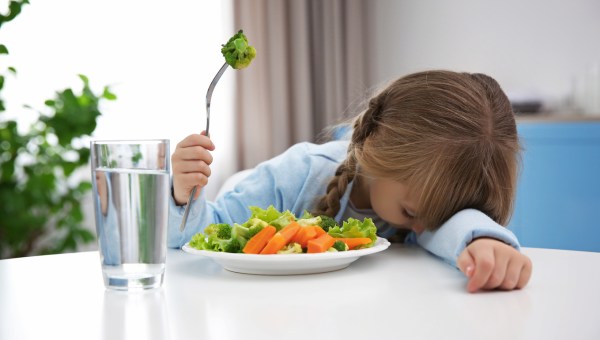PETITE FILLE QUI NE VEUT PAS MANGER DE LEGUMES