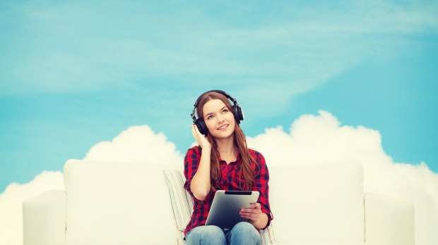 WEB COMFORT TEENAGER GIRL HEADPHONES Shutterstock Syda Productions ©_
