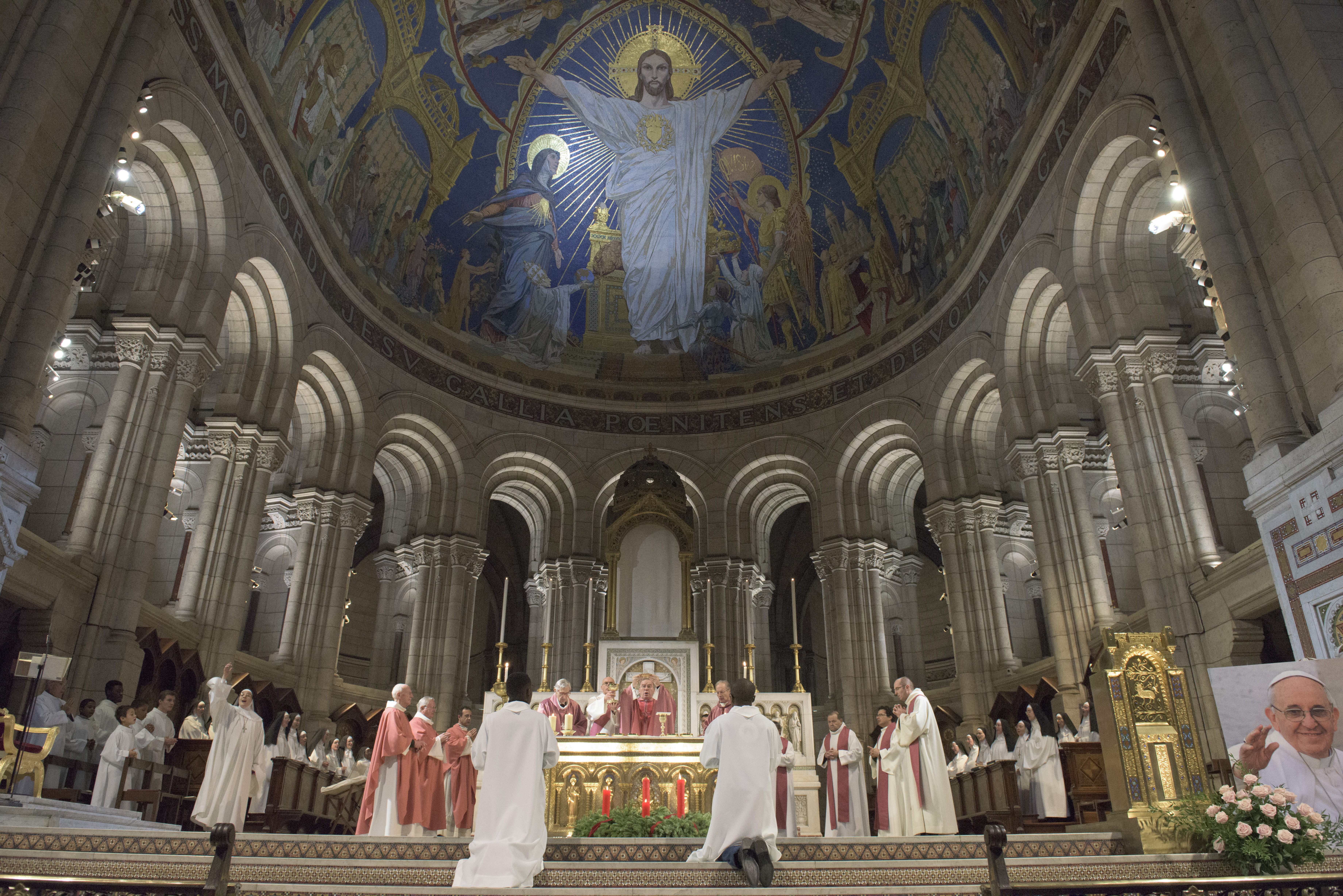 Le chœur de la basilique du Sacré-Cœur de Montmartre et sa célèbre mosaïque