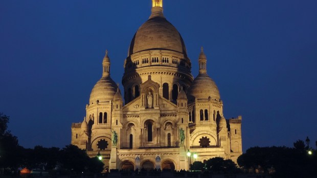 La basilique du Sacré-Cœur de Montmartre de nuit