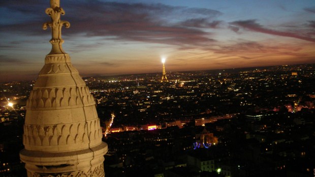 Le dome de la basilique du Sacré-Cœur de Montmartre semble veiller sur la ville de Paris