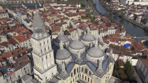 La cathédrale de Périgueux vue du ciel filmée par un drone