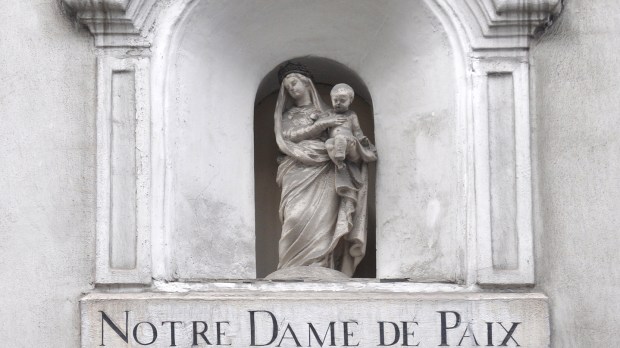 Statue de Notre Dame de Paix au 22 rue de Babylone, Paris 7e.
