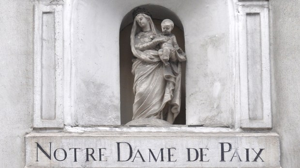 Statue de Notre Dame de Paix au 22 rue de Babylone, Paris 7e.