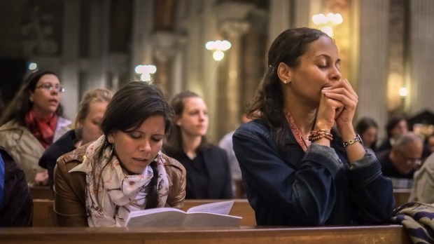 Nuit de prière autour Vatican avant les canonisations