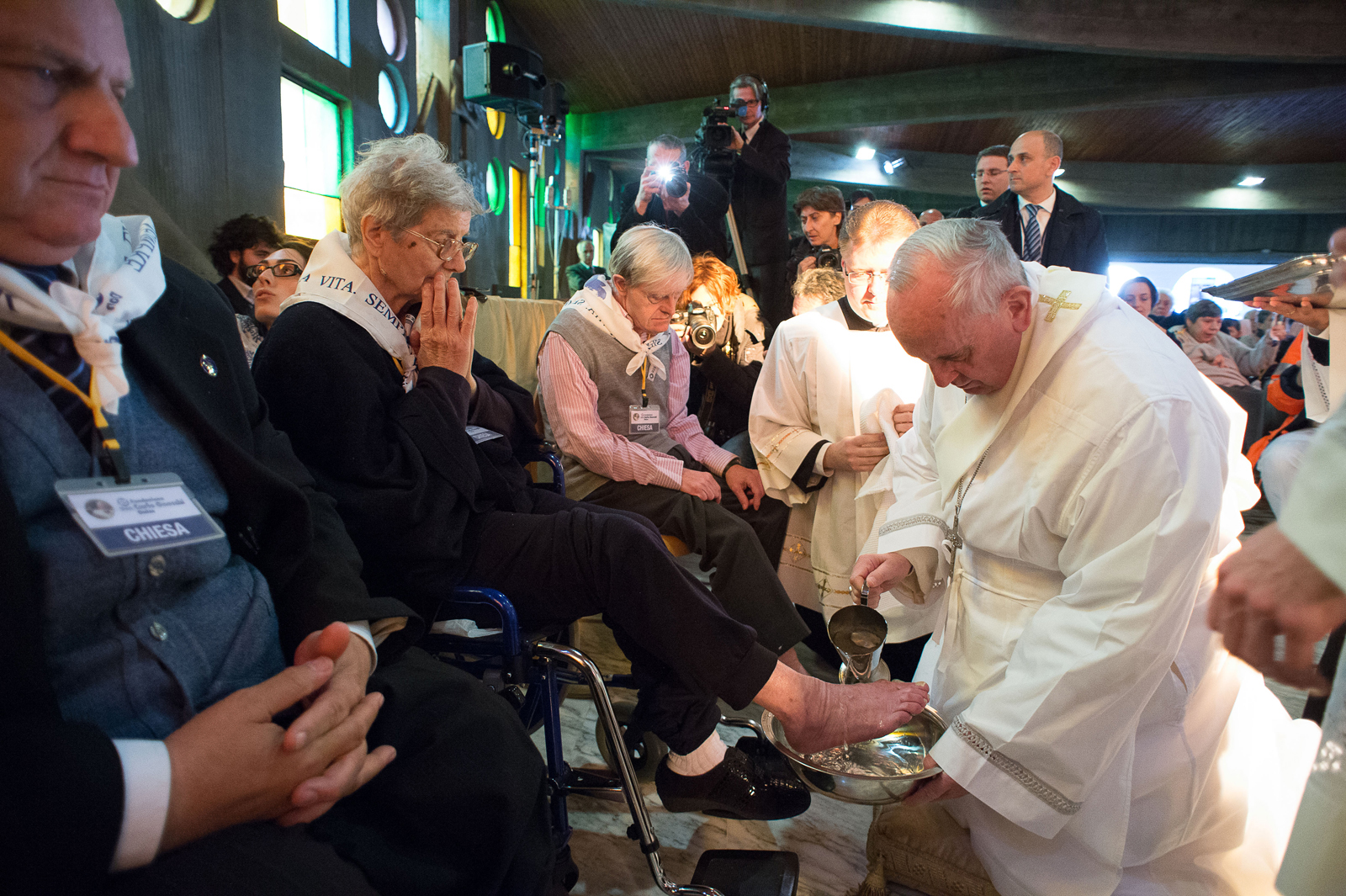 Le pape François lave le pied d'une femme dans le centre médical géré par la fondation don Carlo Gnocchi (Rome) le 17 avril 2014
