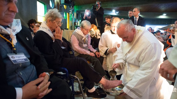 Le pape François lave le pied d'une femme dans le centre médical géré par la fondation don Carlo Gnocchi (Rome) le 17 avril 2014
