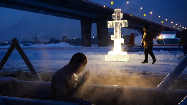 Un "bain de l'Épiphanie" dans la rivière Ob près du pont Dmitrovsky à Novosibirsk (Russie)