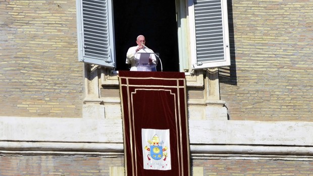 CITTA&rsquo; DEL VATICANO &#8211; JANUARY 4 -Pope Francesco Bergoglio as usual overlooking St. Peter&rsquo;s Square to pray together with the prayer of the Angelus.- Citta del Vaticano Jan 4 2015