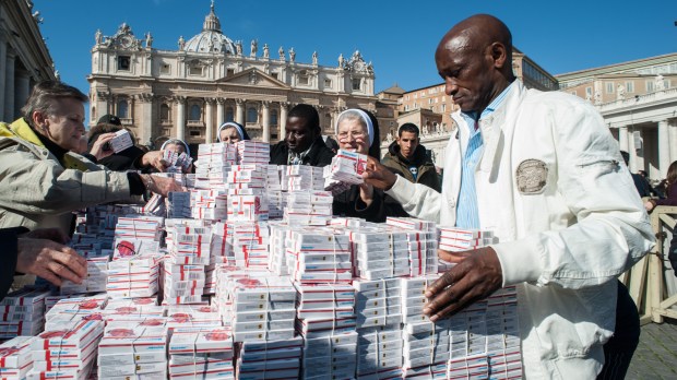 February 21, 2016 : Rosary boxes « Misericordina » is distributed during the Pope Francis Sunday prayer in St. Peter&rsquo;s square at the Vatican.