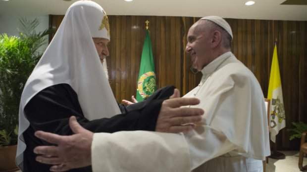 web-pope-francis-patriarch-kirll-hug-serviziofotograficoorcppciric-ai.jpg