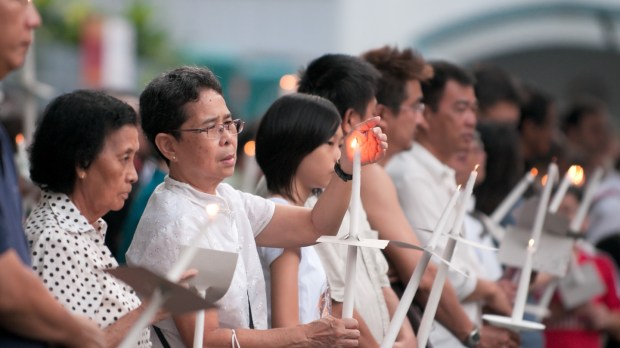 web-christians-singapore-mass-candle-c2a9-lawrence-wee-shutterstock.jpg