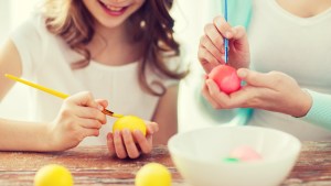 WEB EASTER EGG COLORING FAMILY ©  Syda Productions – Shutterstock