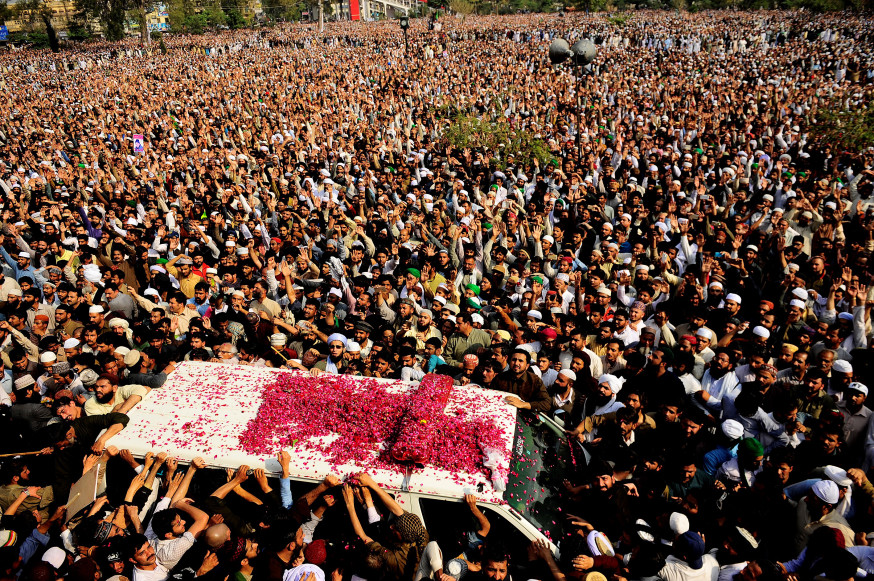 web-pakistan-mumtaz-qadri-funeral-execution-metin-aktas-anadolu-agency-ai.jpg