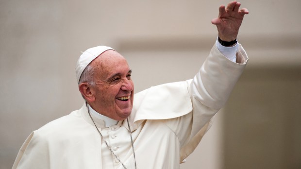 Le pape François saluant lors de l&rsquo;audience pontificale