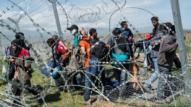 web-refugees-crisis-macedonia-borders-c2a9guillaume-pinon-nurphoto.jpg