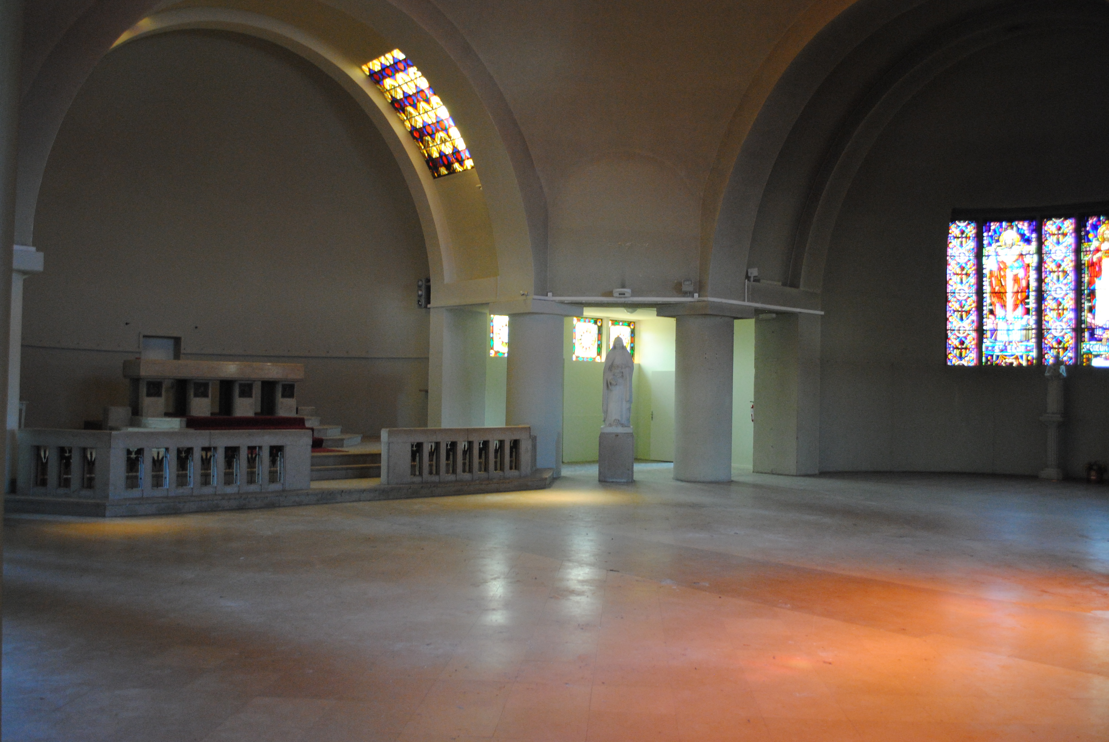 L'intérieur de l'église Art déco.
