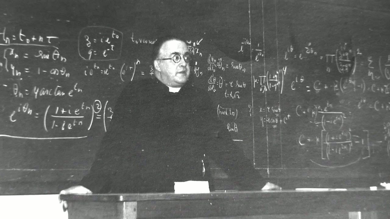 El Jesuita belga Georges Lemaître, en su cátedra en la universidad de Lovaina, autor de la teoría del Big Bang erróneamente atribuida a Edwin Hubble.
