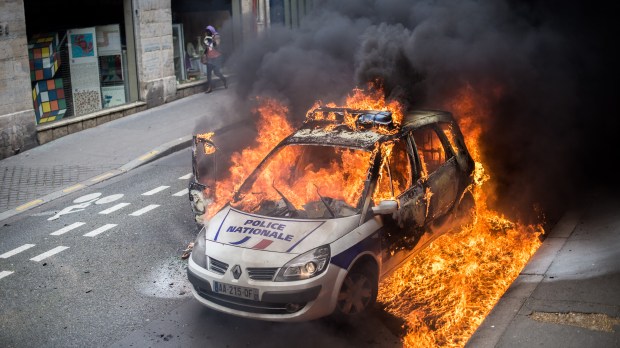 web-paris-demontrations-police-car-fire-jan-schmidt-whitley-nurphoto-ai1.jpg