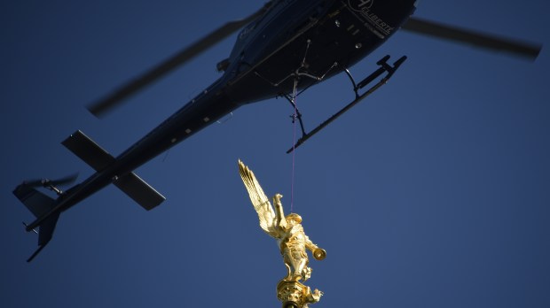 web-saint-michel-statue-france-carried-helicopter-damien-meyer-afp-ai.jpg