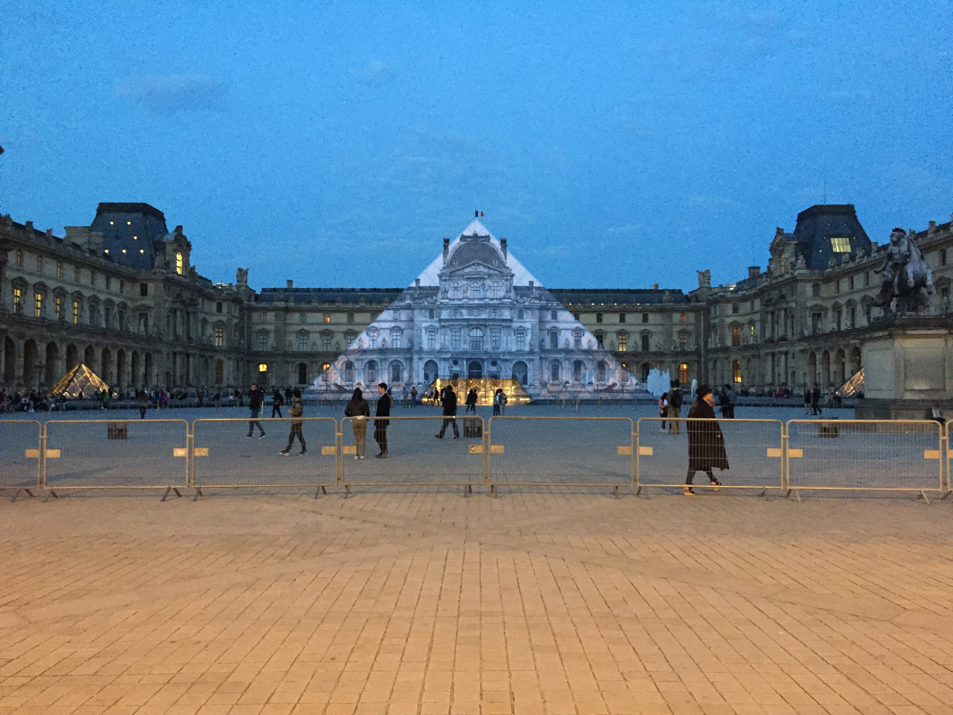 L’œuvre de JR à la pyramide du Louvre © Dina Morin