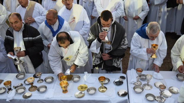 web-priests-communion-national_eucharistic_congress-argentina-tucuman-dsc_8953-marko_vombergar_-_aleteia-org-1.jpg