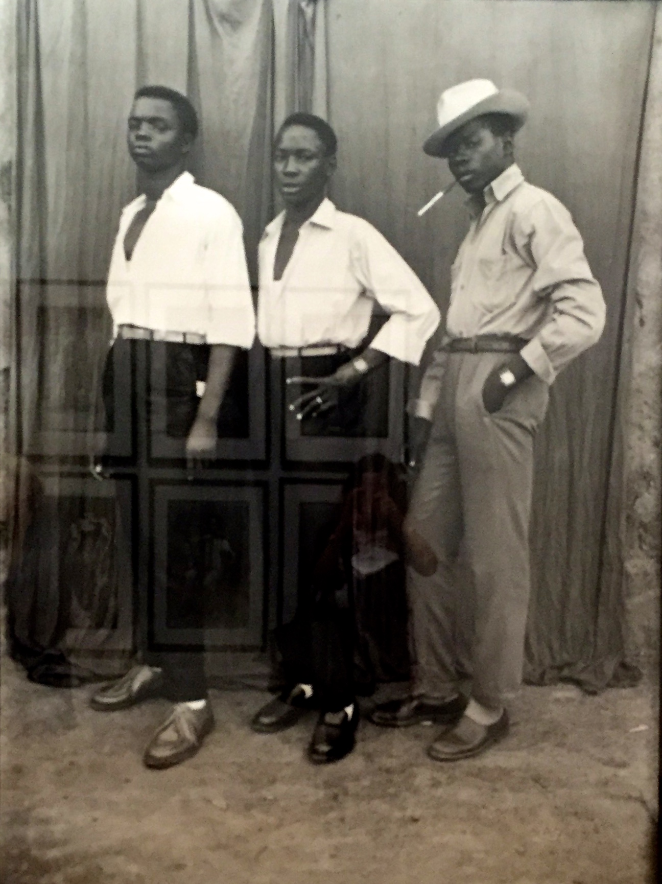 Seydou Keïta Sans titre, 1952-56 Tirage argentique moderne,180 x 120 cm, Genève, Contemporary African Art Collection © Seydou Keïta / SKPEAC / photo courtesy CAAC – The Pigozzi Collection, Genève