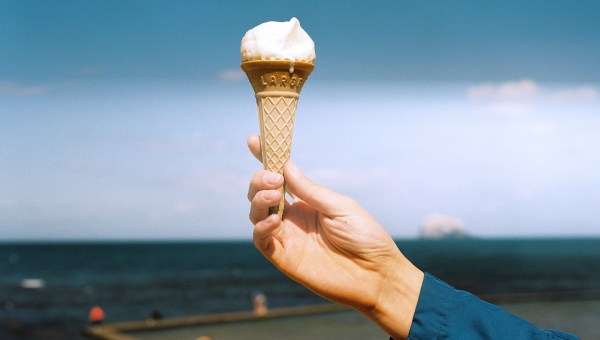 Cornet de glace dans une main