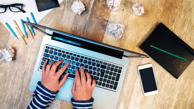 Femme tapant sur un ordinateur