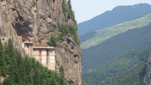 Sumela_monastery_in_province_of_Trabzon,_Turkey_view_from_the_road
