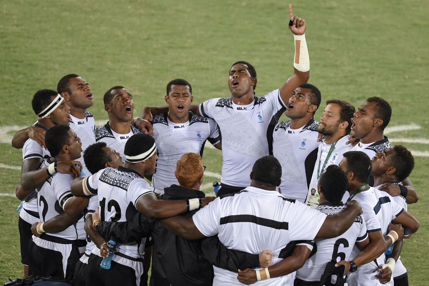 JO, RIO DE JANEIRO, BRÉSIL - 11 AOÛT : l'équipe à sept des Fidjiens prie ensemble après avoir remporté la médaille d'or dans une finale contre l'Angleterre. © Philippe Lopez | AFP | Getty Images