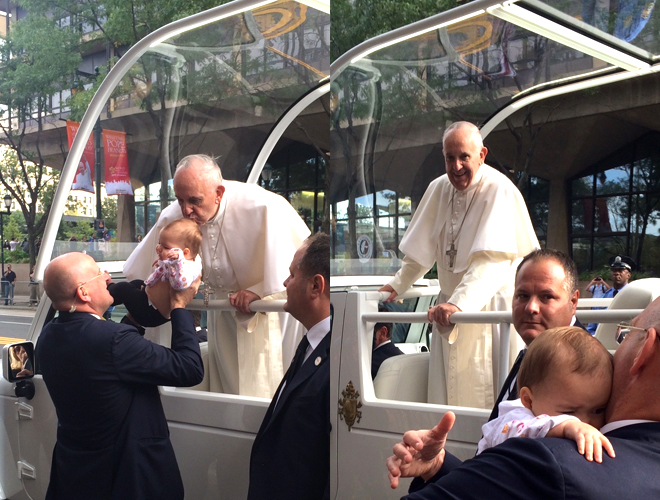Septembre 2015 - Philadelphie - Le pape François embrasse Gianna sur le front © Kristen Masciantonio
