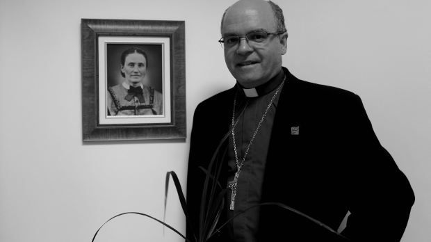 Mgr Denis Grondin archevêque de Rimouski à côté du portrait de soeur Elisabeth Turgeon, fondatrice des Soeurs de Notre-Dame du Saint-Rosaire béatifiée à Rimouski en avril 2015 ©Sabine de Rozieres &#8211; 3