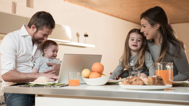 web-family-breakfast-baby-healty-stefanolunardi-shutterstock