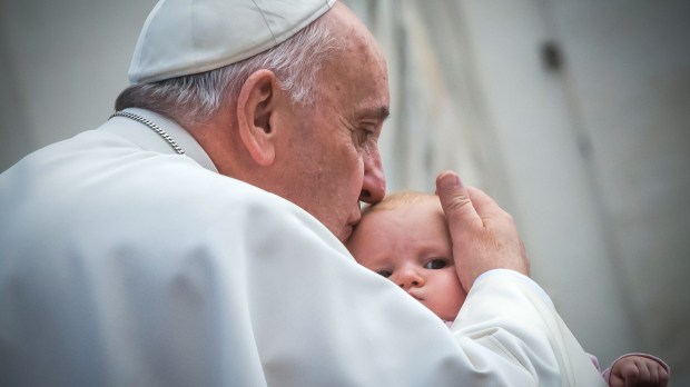 Pape François embrasse un bébé