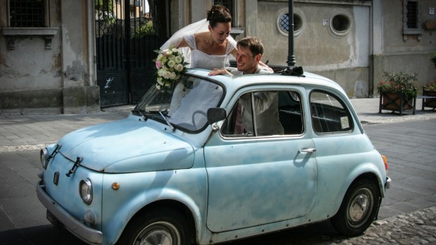mariage Wedding couple in their car