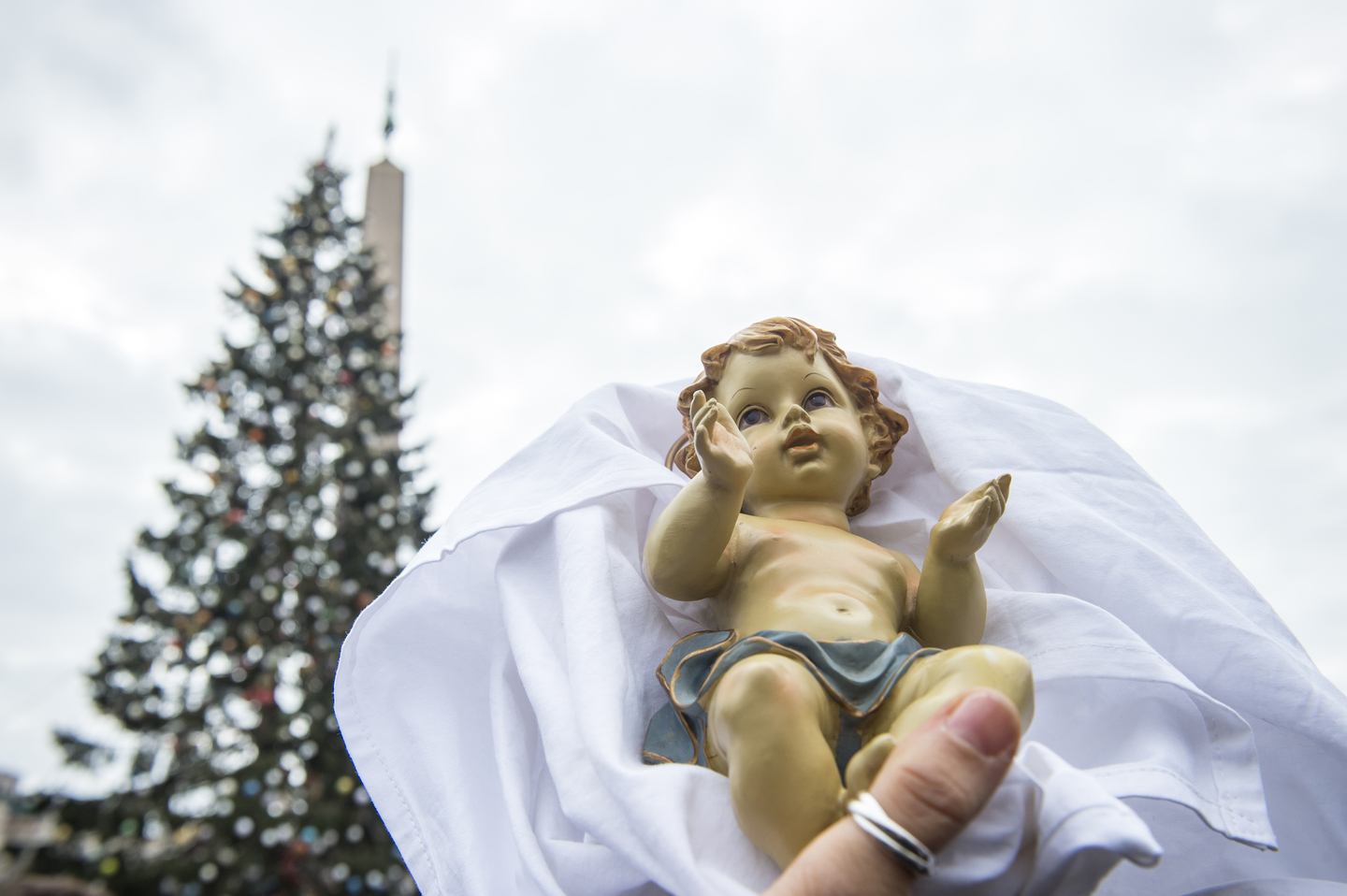 Pope Francis blesses thousands of baby Jesus Angelus December 11, 2016